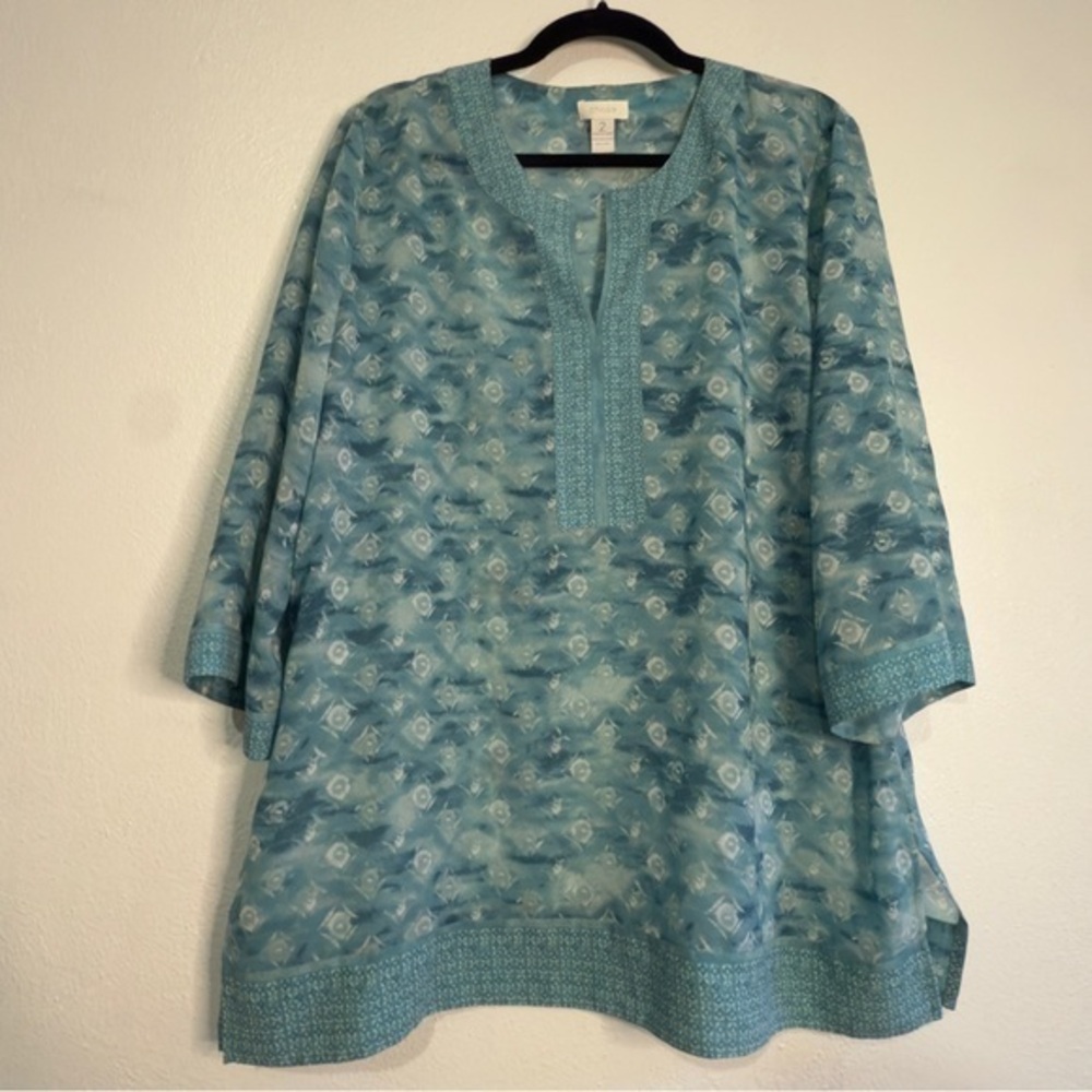 Chico's Sky Blue/White Patterned V-Neck Top w/three quarter sleeves. Sz 2.